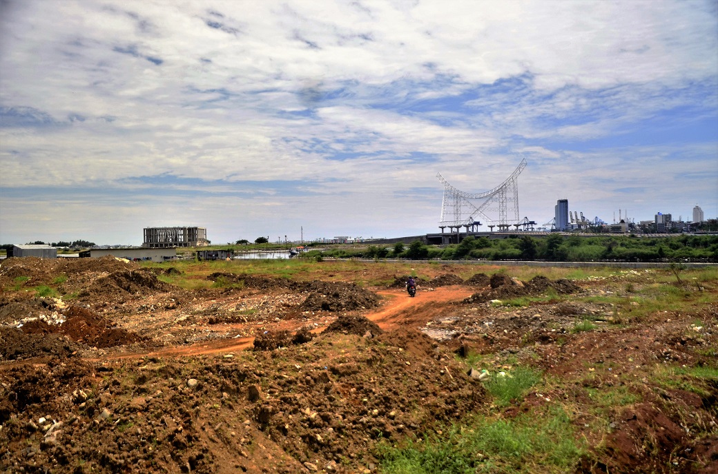 Proses reklamasi Pantai Makassar untuk area Centerpoint of Indonesia (CPI) atau COI masih terus berlangsung, meski belum mendapat izin dari KKP. Pemprov Sulsel menggandeng PT Ciputra Group bekerjasama dengan PT Yasmin. Dari 157 hektar pantai yang ditimbun, hanya 50 hektar yang akan dikelola oleh Pemprov Sulsel, selebihnya akan dikelola oleh swasta dengan mekanisme HGU. Foto: Wahyu Chandra