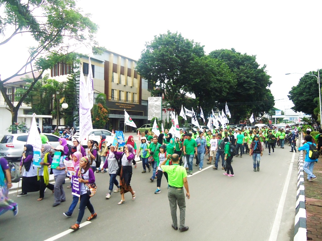Ratusan aktivis Walhi berkarnaval untuk memperingati hari bumi, di Palembang, Sumsel pada Jumat (22/04/16). Foto : Themmy Doaly