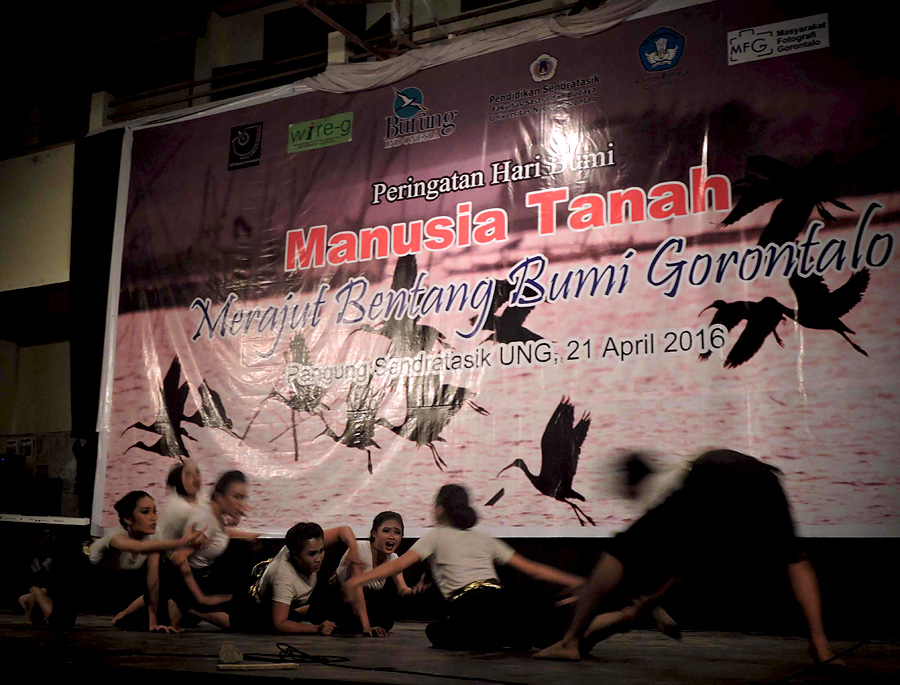 Pentas tari yang menceritakan perburuan satwa di Gorontalo dalam rangka hari bumi. Foto: Christopel Paino