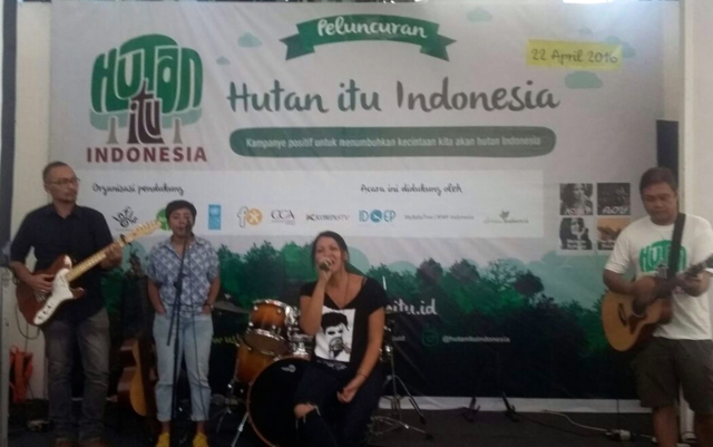 Melanie Subono, dalam Hutan itu Indonesia. Foto: Indra Nugraha