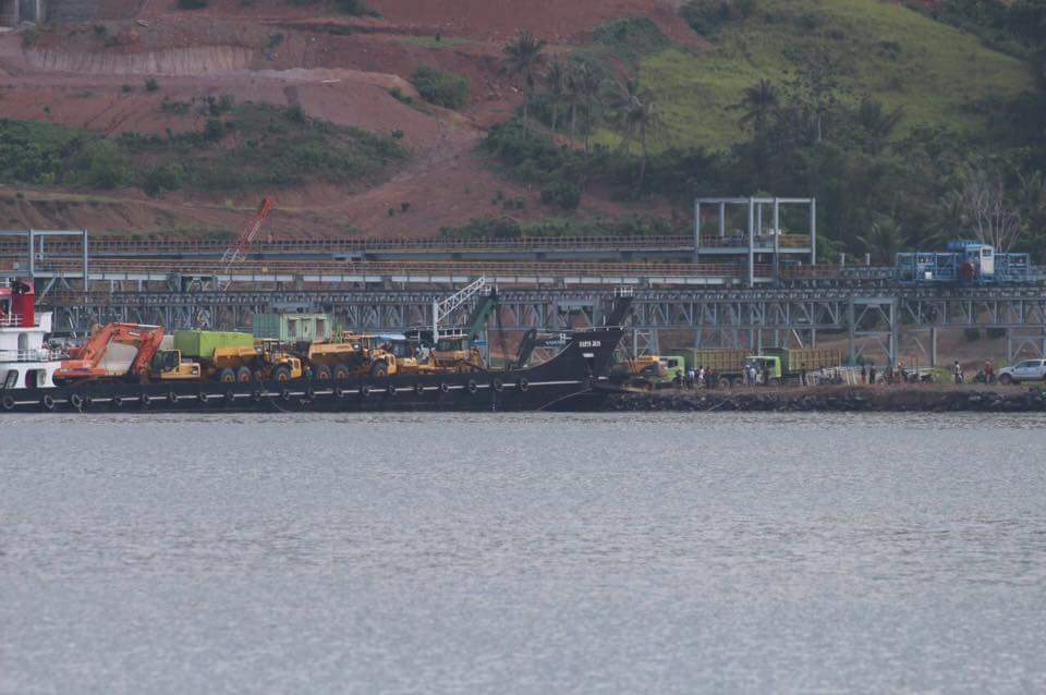 Meski sudah ada putusan MA yang melarang pertambangan, PT MMP tetap bersikeras melakukan pertambangan dengan mendatangkan truk dan ekskavator ke Pulau Bangka, Sulut pada 12 April 2016. Foto : Facebook Save Bangka Island