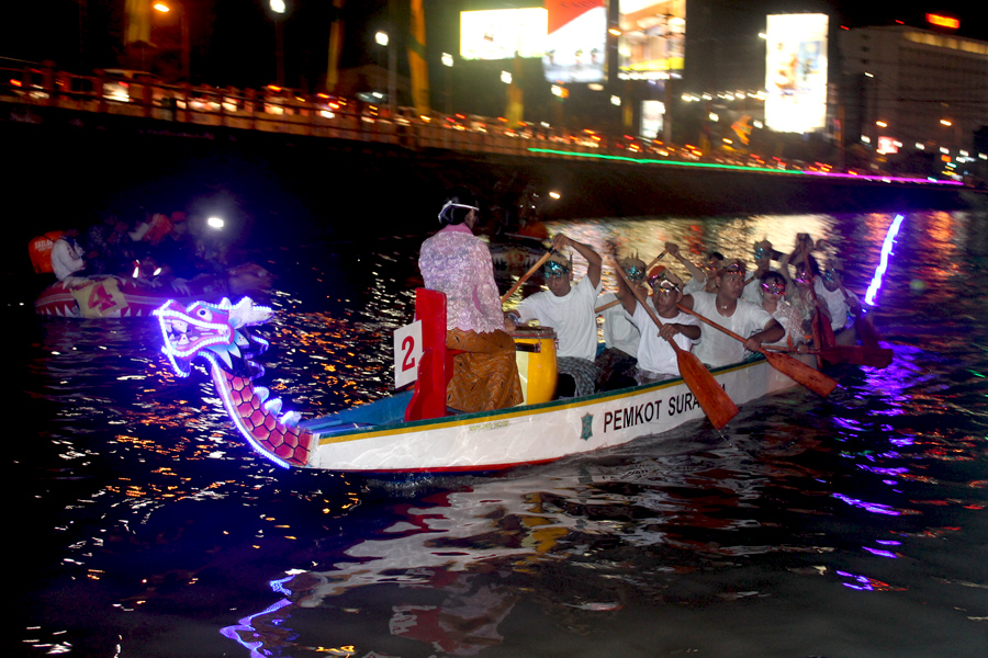 Lomba Dayung Perahu Naga di Kali Mas, Surabaya, saat malam hari. Foto: Petrus Riski