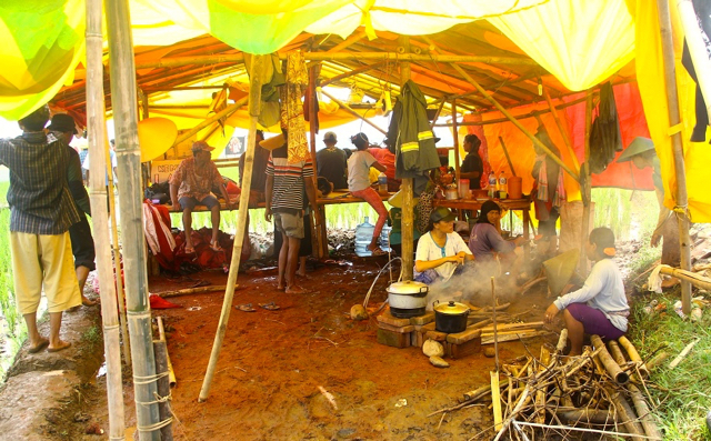 Ibu-ibu memasak ditenda perjuangan tolak pembangunan PLTU Batubara di Batang yang merampas lahan warga. Foto: Tommy Apriando