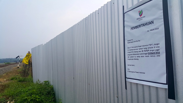 Pengumuman yang dipasang oleh pihak perusahaan PT BPI yang berisi pelarangan warga memasuki lahan proyek PLTU. Foto: Tommy Apriando