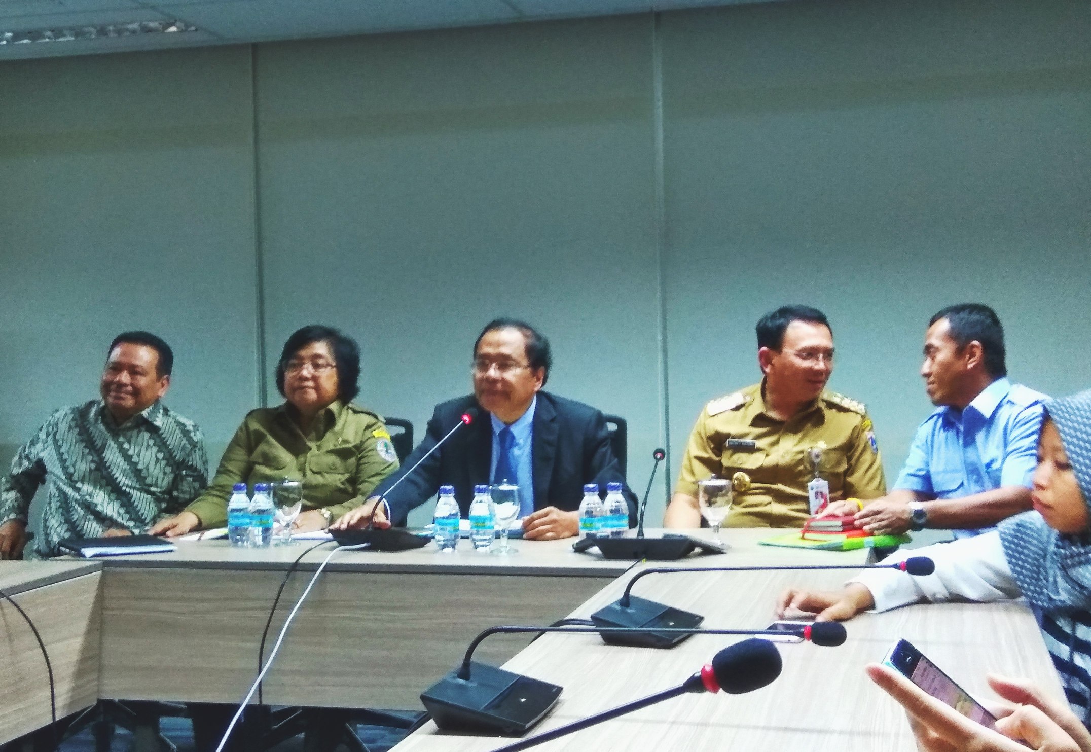 Menteri Koordinator Kemaritiman dan Sumber Daya Rizal Ramli (tengah), didampingi Menteri LHK Siti Nurbaya (dua kiri) dan Gubernur DKI Jakarta Basuki Tjahaja Purnama (dua kanan) memberikan keterangan pers tentang reklamasi Teluk Jakarta di gedung Kementerian Kemaritiman dan Sumber Daya, Jakarta, Senin (18/04/2016) sore. Foto : M Ambari