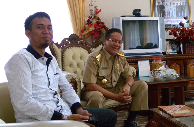 Direktur Jaringan Advokasi Tambang Sulawesi Tengah, Syahrudin Ariestal Douw (berbaju putih), bersama Gubernur Sulawesi Tengah, Longki Djanggola. Foto: Andika Dhika