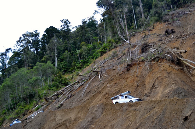 ebing yang rawan longsor tak jauh dari Kampung Demaisi di Pegunungan Arfak Papua Barat. Foto: Duma Sanda 