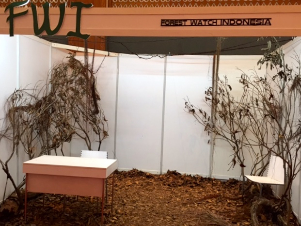Stand FWI menampilkan, tampilan bak hutan yang kering kerontang. Stand ini seakan ingin memberi pesan, semua pihak harus peduli alam (hutan) yang kini kondisi makin kritis. Foto: Sapariah Saturi