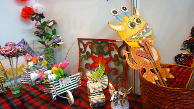 Membuat beragam karya menggunakan limbah atau kertas koran bekas. Foto: Lusia Arumingtyas