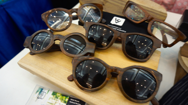 Kacamata kayu di Pameran Indonesia Climate Change Education Forum and Expo 2016. Foto: Lusia Arumingtyas