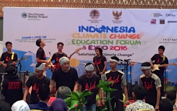 Panggung Musik, yang membawakan lagu-lagu bertemakan lingkungan. Foto: Sapariah Saturi