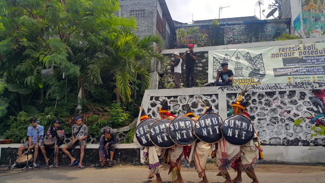 Mahasiswa daerah ikut berpartisipasi melalui budaya tari tradisional dalam ruwatan Code. Foto: Tommy Apriando