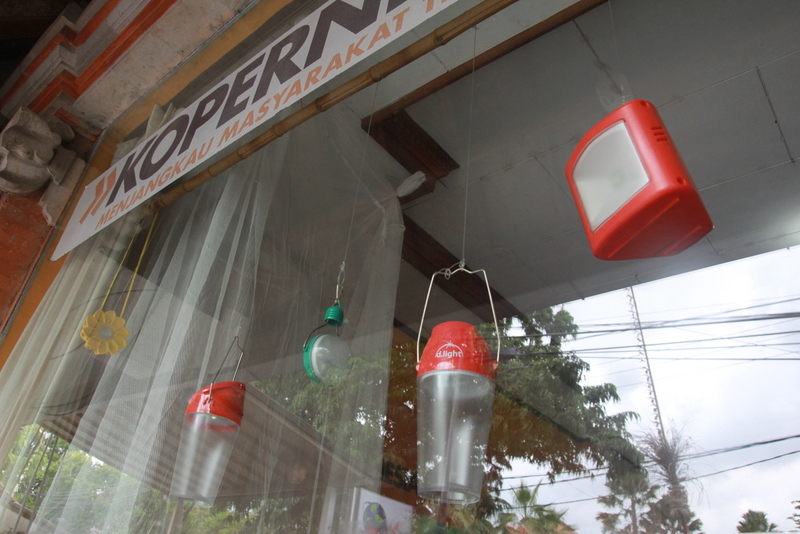 Aneka panel surya, perangkat berteknologi ramah lingkungan yang dijual Yayasan Kopernik di Ubud, Bali. Foto : Luh De Suriyani