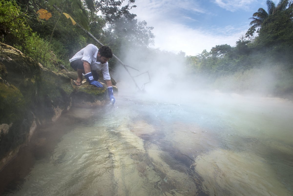 Ruzo saat mengambil sampel air. Foto: Devlin Gandi