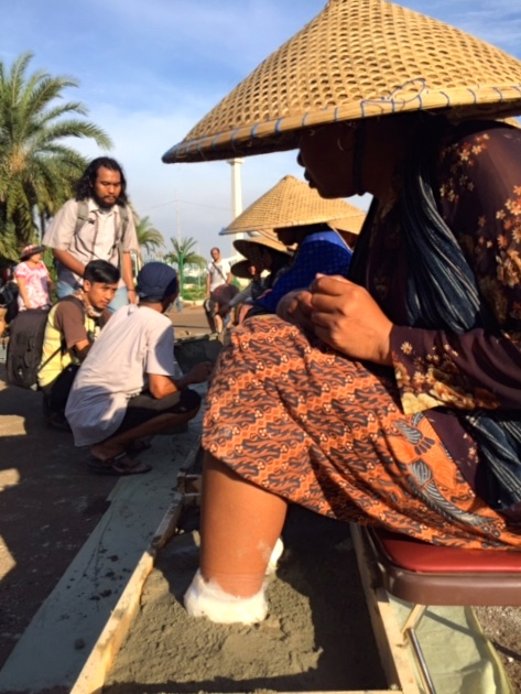 Ibu-ibu dari Pegunungan Kendeng, yang menyemen kedua kaki mereka sebagai bentuk protes tolak pabrik dan tambang semen di daerah mereka. Foto: Sapariah Saturi
