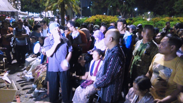 Gunretrno, aktivis lingkungan Kendeng, tengah berbicara di hadapan Teten Masduki, di depan Monas. Foto: Kasmita Widodo