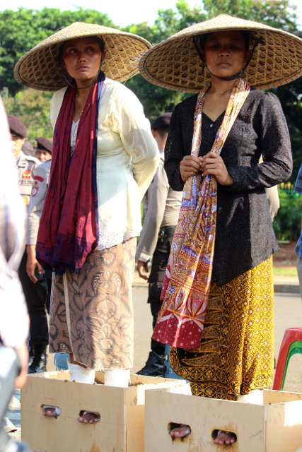 Mereka rela menyemen diri, menanti respon Presiden. Foto: Sapariah Saturi