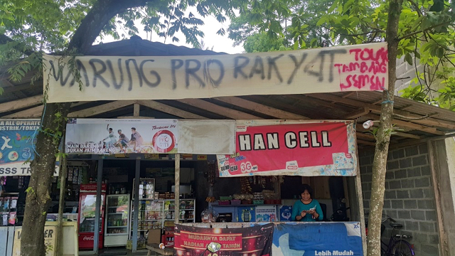 Spanduk penolakan pabrik semen di Warung, Desa Sikayu. Foto: Tommy Apriando