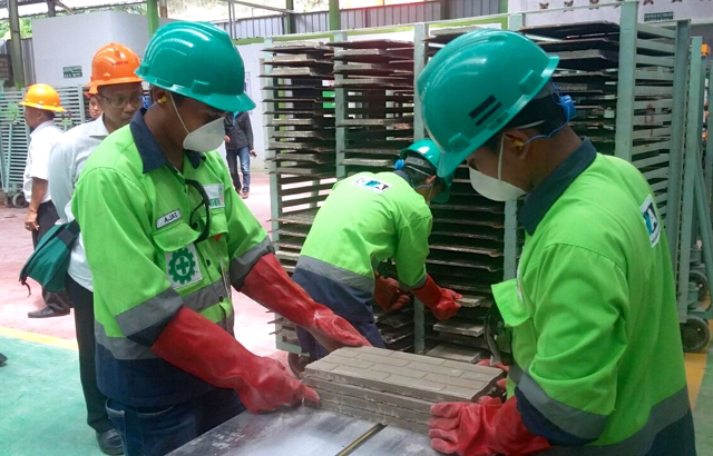Olahan tailing emas PT Antam menjadi beragam bahan baku bangunan. Foto: Indra Nugraha