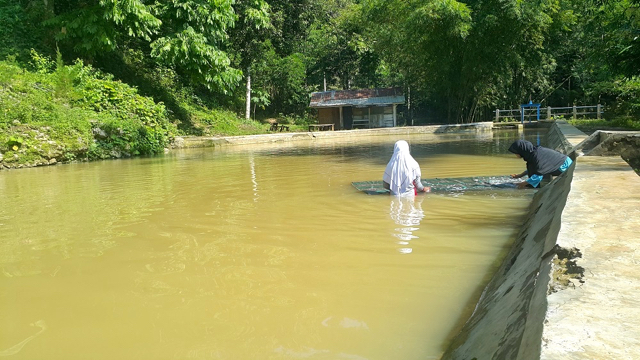 Salah satu sumber air warga untuk mencuci dan berekreasi ketika akhir pekan. Foto: Tommy Apriando