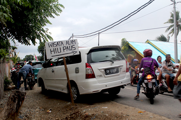 Warga berbondon iingin melihat wisata hiu paus. Foto: Christopel Paino