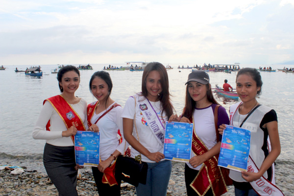 Lima Duta Wisata Gorontalo mendatangi lokasi hiu paus dengan membagikan brosur berisi panduan berinteraksi dengan hiu paus. Foto: Christopel Paino