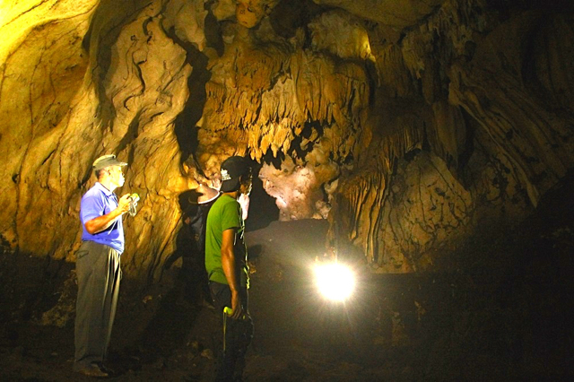 Lapiyo menelusuri goa-goa di Gombong untuk membuktikan bahwa masih banyak air menetes dari dinding goa. Foto: Tommy Apriando