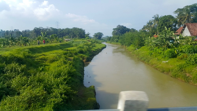 Sungai-sungai besar di Desa Sikayu untuk menyuplai air pertanian warga di Gombong. Foto: Tommy Apriando