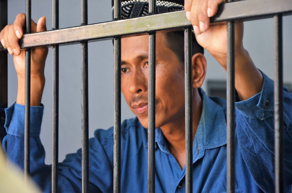 Bahtiar ditangkap pada November 2014 silam karena menebang 40 batang pohon di kebun sendiri di Desa Turungan Baji, Kecamatan Sinjai Barat, Kabupaten Sinjai, Sulawesi Selatan, yang juga diklaim sebagai kasasan Hutan Produksi Terbatas (HPT) Dinas Kehutanan Sinjai . Ia kemudian divonis Pengadilan Negeri Sinjai dengan hukum 1 tahun subsider 1 bulan. Foto : Wahyu Chandra