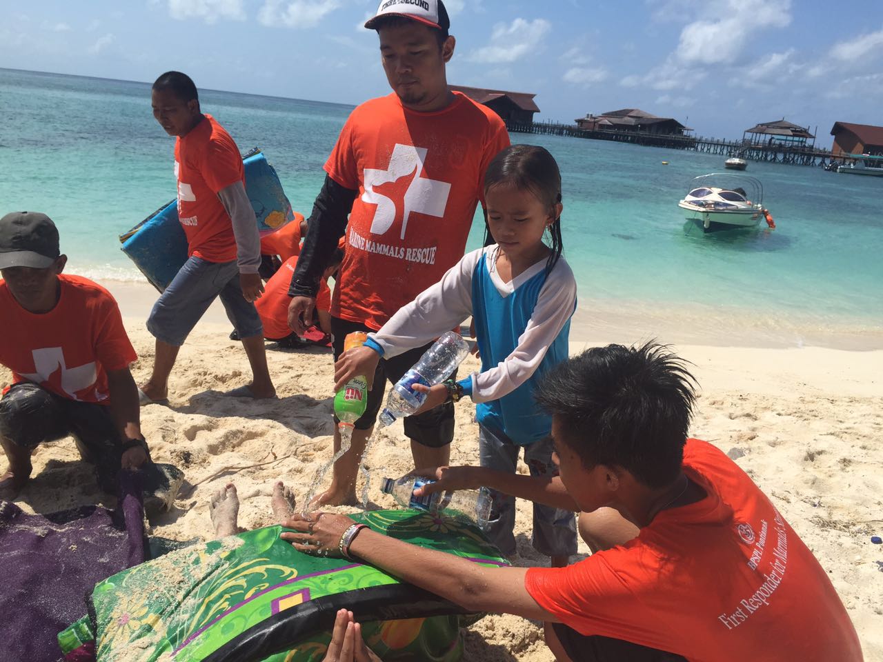 Simulasi bimbingan teknis (bimtek) penanganan mamalia laut terdampar di Pulau Derawan, Berau, Kaltim. Foto : Yayasan Konservasi RASI
