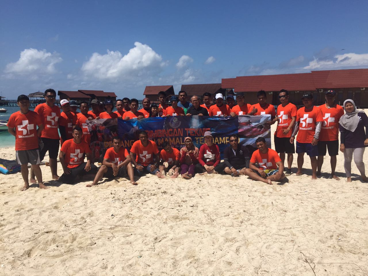 Para peserta bimbingan teknis (bimtek) penanganan mamalia laut terdampar di Pulau Derawan, Berau, Kaltim. Foto : Yayasan Konservasi RASI