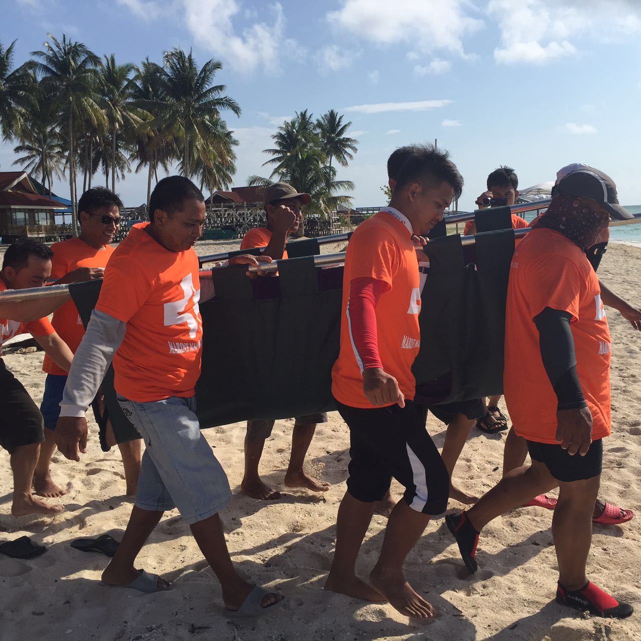 Simulasi bimbingan teknis (bimtek) penanganan mamalia laut terdampar di Pulau Derawan, Berau, Kaltim. Foto : Yayasan Konservasi RASI