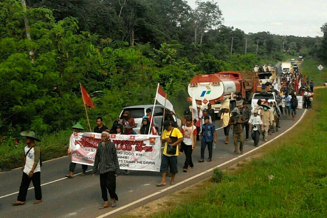 Warga (petani) Jambi, jalan kekai ke Jakarta, menuntut penyelesaian konflik lahan dengan perusahaan dan taman nasional. Foto: Serikat Tani Nasional