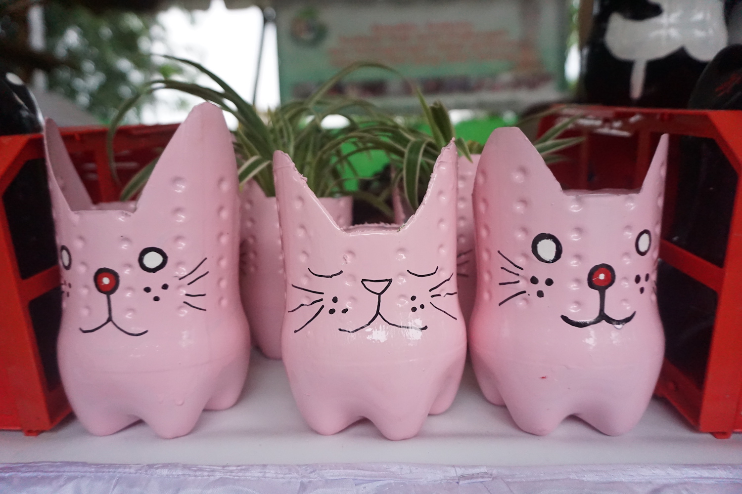 Mainan dengan cat warna-warni mengandung timbal. Cat tersebut mengandung timbal diatas standar WHO, yang berbahaya bagi manusia. Foto : Anton Muhajir