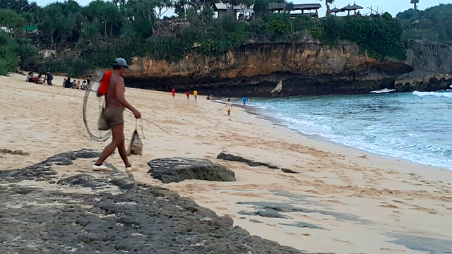 Warga usai mencari lobster di Pesisir Watu Kodok. Foto: Tommy Apriando