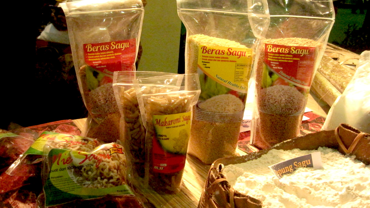 Aneka produk yang dihasilkan dari sagu. Foto: Asti Dian