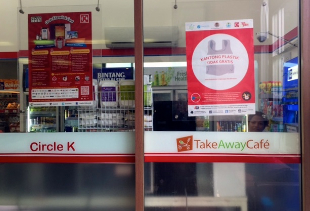 Kantong plastik tidak gratis, begitu pengumuman yang tertera di dinding etalase Cycle K, salah satu peritel modern di Jakarta. Foto: Sapariah Saturi