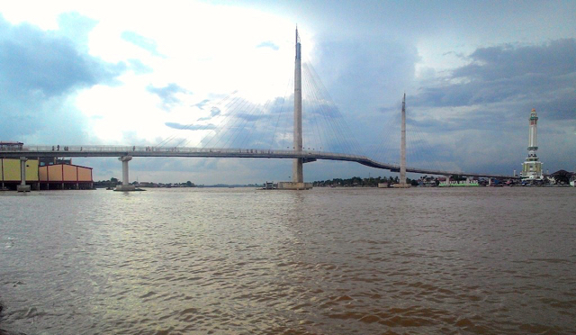 Sungai Batanghari, berair keruh. Sungai yang terus tercemar ini mengancam hidup biota laut di dalamnya. Foto: Yitno