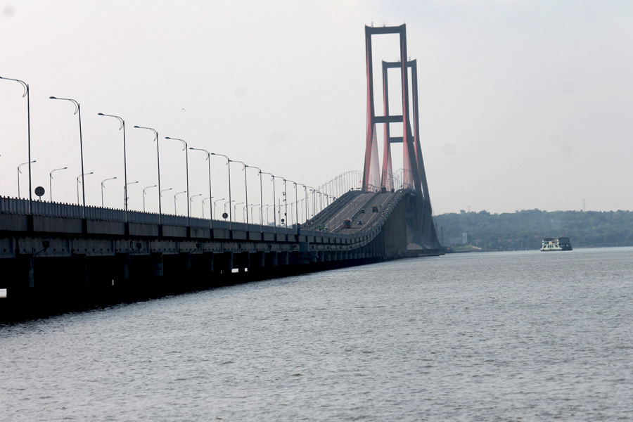 Selat Madura di sekitar kaki jembatan Suramadu ysng beberapa kali  menjadi tempat terdamparnya mamalia laut seperti lumba-lumba dan hiu paus. Foto: Petrus Riski