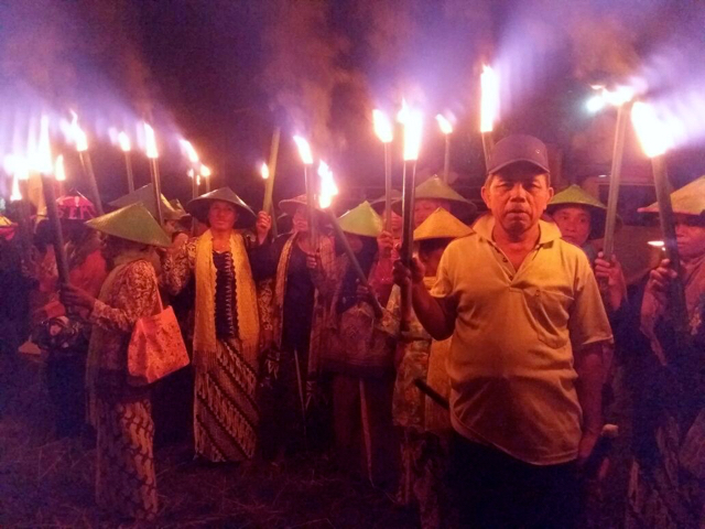 Obor perlawanan tolak tambang semen di Pegunungan Kendeng. Foto: Eggy Yunaedi.