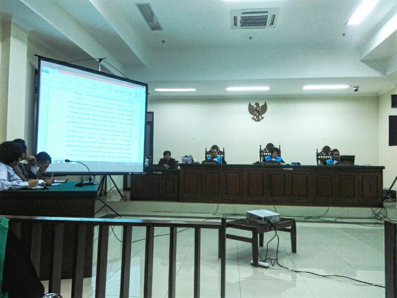 Majelis Hakim Pengadilan Tata Usaha Negara (PTUN) Bandung membacakan putusan terkait gugatan terhadap SK Bupati Sumedang dan tiga perusahaan tekstil, Selasa (24/05/2016). Dalam putusannya hakim mencabut Izin Pembuangan Limbah Cair (IPLC) karena telah mencemari lingkungan. Foto : Donny Iqbal  