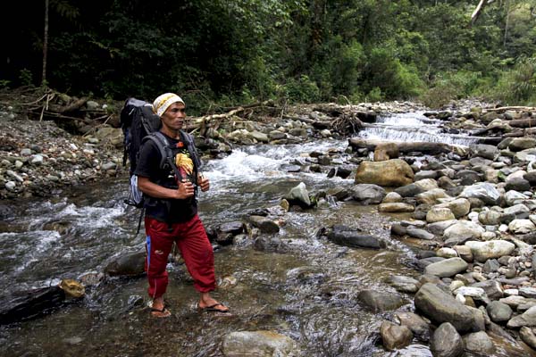 Rajali Jemali yang lebih dikenal dengan Mr. Jali tidak hanya sekadar pemandu tetapi juga guru para pendaki Gunung Leuser. Foto: Junaidi Hanafiah