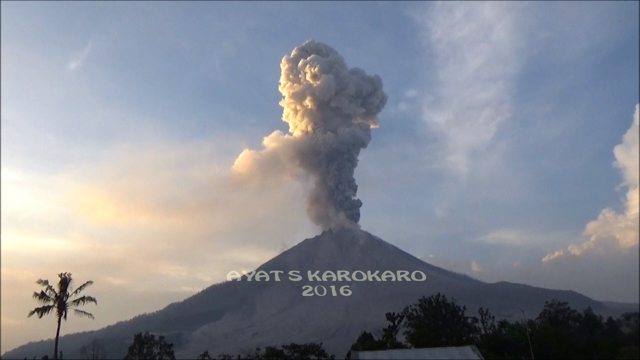 Awan panas terlihat mengepul tinggi. Foto: Ayat S Karokaro