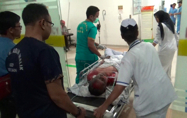 Korban luka bakar dibawa ke RS Adam Malik, Mrdan. Foto: Ayat S Karokaro