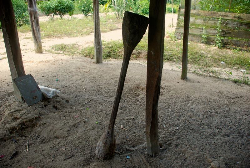 Tumbukan kayu kuno yang ditemukan di situs pemukiman Sriwijaya. Diletakan seorang warga penemunya di bawah rumah panggungnya. Foto Taufik Wijaya