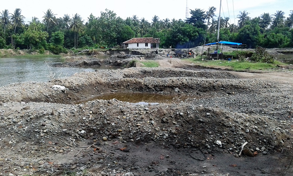Wilayah Adat Kanar di Desa Labuang Badas, Labuang Badas, Sumbawa Besar, NTB kini rusak akibat aktivas penambangan pasir yang dilakukan oleh perusahaan yang didukung oleh Kades setempat. Kebun-kebun dan sungai rusak. Kedalaman lokasi tambang sudah mencapai belasan meter. Foto: Darmansyah