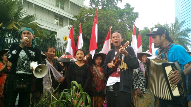 Marginal band, menyayikan lagu Kartini-Kartini Rembang Pasti Menang. Foto: Indra Nugraha