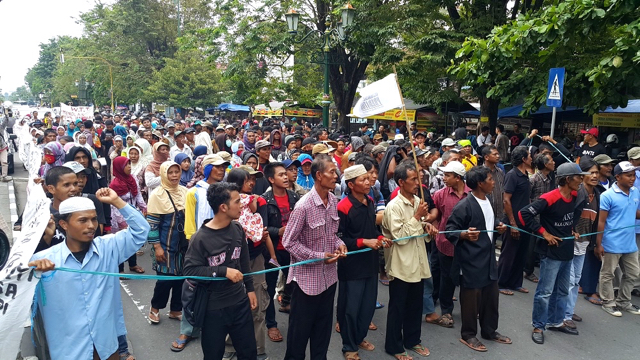 Warga Kecamatan Temon, Kulonprogo, menolak pembangunan bandara. Foto: Tommy Apriando