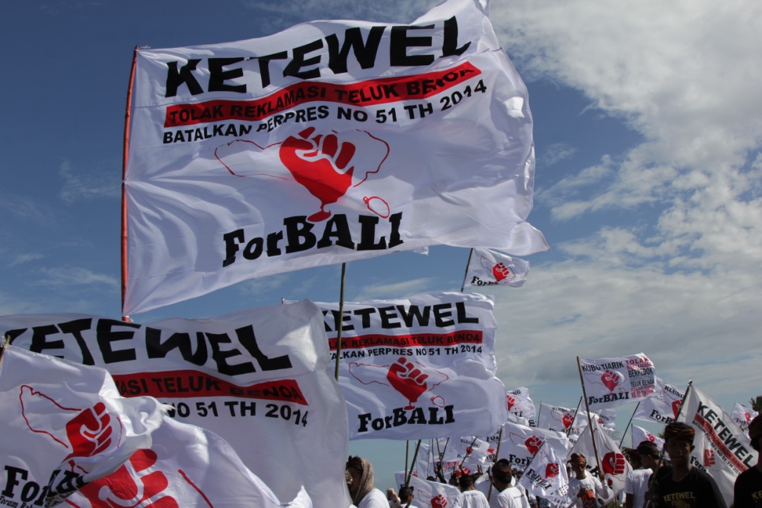Berbagai bendera dan spanduk penolakan reklamasi Teluk Benoa yang dibawa oleh ribuan warga dari Desa Adat Medahan, Cucukan, dan Keramas, Gianyar, Bali pada Minggu sore (16/05/2016). Foto : Anton Muhajir