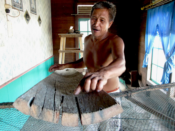 Seorang petani madu sedang memerlihatkan tikung miliknya sebelum dipasang di danau dan menjadi tempat bersarang lebah madu (Apis dorsata). Foto: Andi Fachrizal/Dok. Mongabay Indonesia